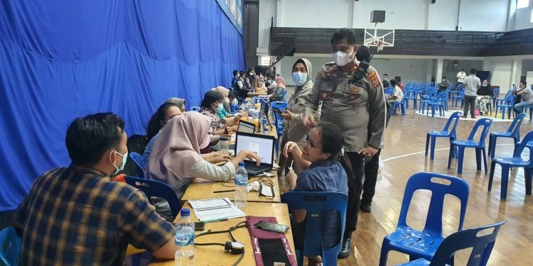 Polsek Medan Area Kembali Gelar Vaksinasi Dosis Pertama Di GOR Yayasan Angsapura Medan