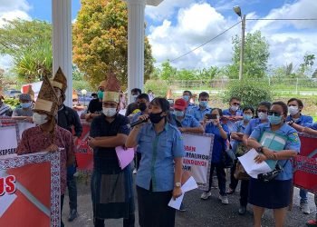 Puluhan Pegawai PDAM Desak Pemkab dan DPRD Agar Mengaudit Keuangan PDAM Tirta Lihou