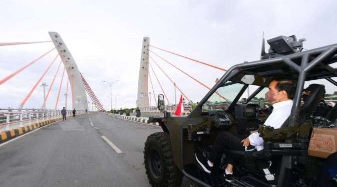 Jajal lewati Jembatan Sei Alalak, Jokowi gunakan kendaraan taktis Paspampres
