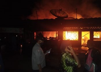 Kebakaran Melanda Lokalisasi Bukit Maraja, Dua Bar Dilalap Api