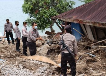 Kapolres Tinjau Lokasi Longsor di Sipolha dan Serahkan Bansos Kepada Warga