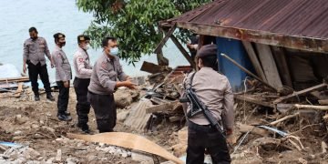 Kapolres Tinjau Lokasi Longsor di Sipolha dan Serahkan Bansos Kepada Warga