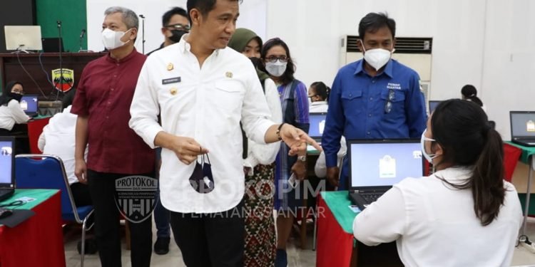 WaliKota Pematangsiantar Tinjau Peserta Seleksi Kompetensi Dasar (SKD) Calon Pegawai Negeri Sipil (CPNS) Pemerintah Kota Pematangsiantar Formasi Tahun 2021