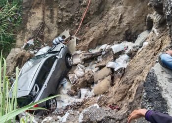 Tak kunjung Diperbaiki, Ruas Jalan Amblas Siantar – Saribudolok Telan Mobil Wuling BK 1821 CAA