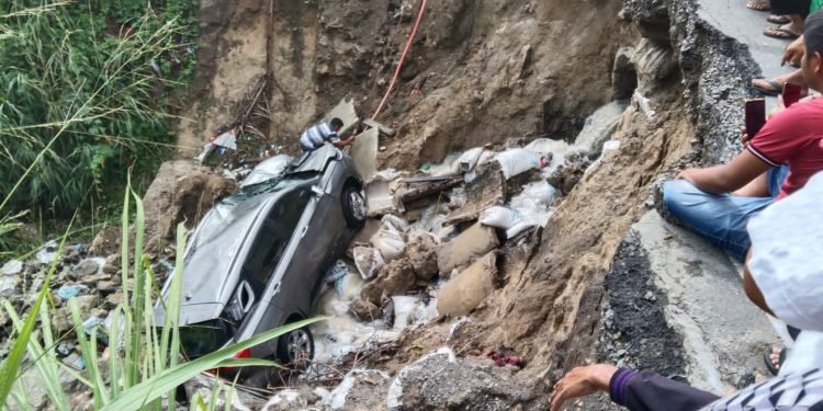 Tak kunjung Diperbaiki, Ruas Jalan Amblas Siantar – Saribudolok Telan Mobil Wuling BK 1821 CAA