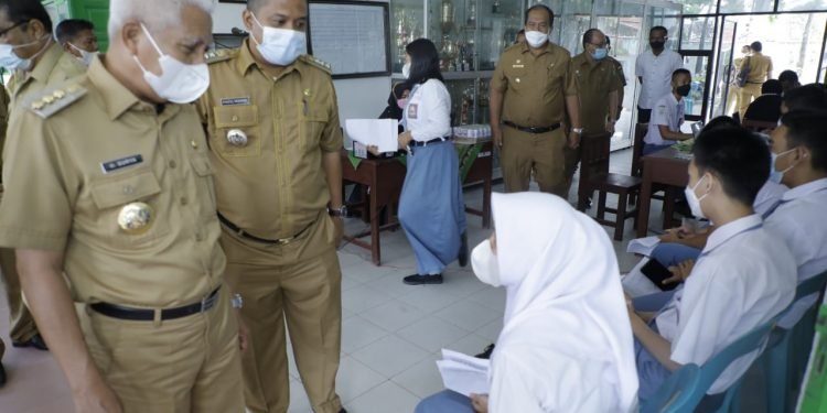 Bupati Asahan Tinjau Pelaksanaan Vaksinasi Covid-19 di Beberapa Sekolah SMA Negeri Kisaran
