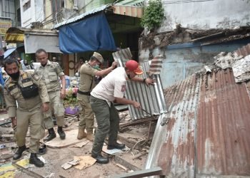 Satpol PP Kabupaten Asahan Tertibkan Kios Pedagang di Pasar Buah Kisaran