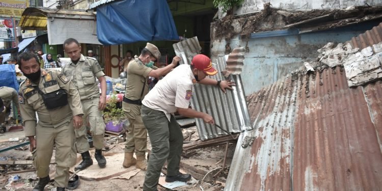 Satpol PP Kabupaten Asahan Tertibkan Kios Pedagang di Pasar Buah Kisaran