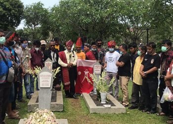 Masyarakat Adat Batak Ziarah ke Makam BJ Habibie yang Berani Tutup PT IIU
