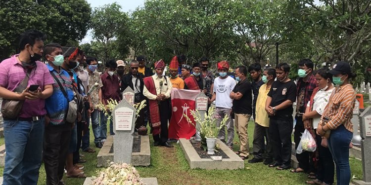 Masyarakat Adat Batak Ziarah ke Makam BJ Habibie yang Berani Tutup PT IIU