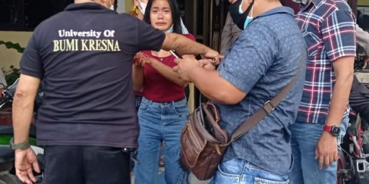 Suami Tikam Istri Gara – gara Cemburu Lihat Istri Bersama PIL di THM