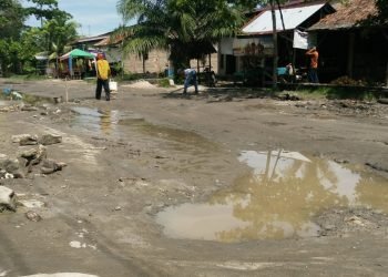 Rusak Parah, Warga Guntung Limapuluh Pesisir Batu Bara Gotong Royong Perbaiki Jalan