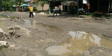 Rusak Parah, Warga Guntung Limapuluh Pesisir Batu Bara Gotong Royong Perbaiki Jalan