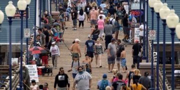 California menerapkan wajib masker di seluruh negara bagian saat kasus Covid-19 naik