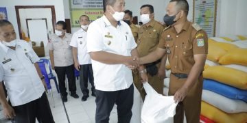 Wakil Bupati Asahan Serahkan Bantuan Beras Untuk Korban Banjir