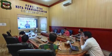 Wali Kota Pematangsiantar Dr.H.Hefriansyah SE.MM Hadiri Acara Hari Antikorupsi Sedunia (Hakordia) 2021 Melalui Zoom Meeting.
