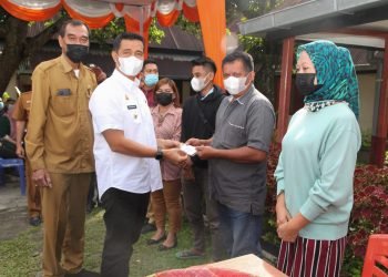Wali Kota Pematangsiantar Dr Hefriansyah SE.MM Serahkan Bantuan Langsung Tunai (BLT) Kepada Tenaga Kerja Informal