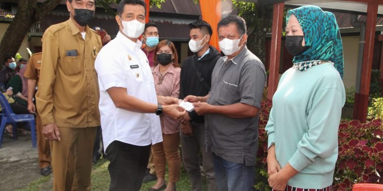 Wali Kota Pematangsiantar Dr Hefriansyah SE.MM Serahkan Bantuan Langsung Tunai (BLT) Kepada Tenaga Kerja Informal