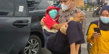 Briptu Hari Haryanto Sigap Menggendong Warga Penyandang Disabilitas Guna Vaksinasi Di Kantor Sat Lantas Polres Asahan