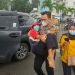 Briptu Hari Haryanto Sigap Menggendong Warga Penyandang Disabilitas Guna Vaksinasi Di Kantor Sat Lantas Polres Asahan
