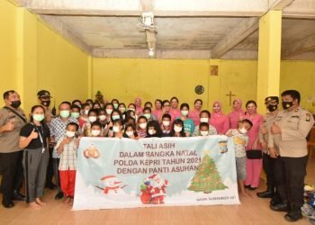 Tali Asih Ketua Bhayangkari Daerah Kepri Bersama Pengurus Daerah dalam Rangka Natal Tahun 2021 dan Menyambut Tahun Baru 2022