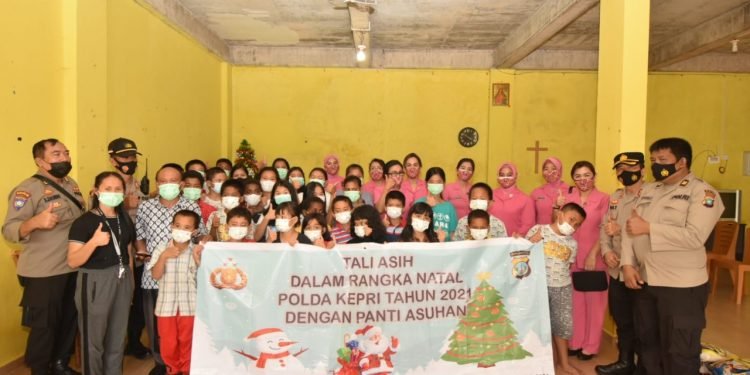 Tali Asih Ketua Bhayangkari Daerah Kepri Bersama Pengurus Daerah dalam Rangka Natal Tahun 2021 dan Menyambut Tahun Baru 2022