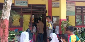 Polsek Pulau Raja Polres Asahan Monitoring Vaksinasi Dosis I Bagi Pelajar Usia 6-11 Tahun Di 2 Lokas
