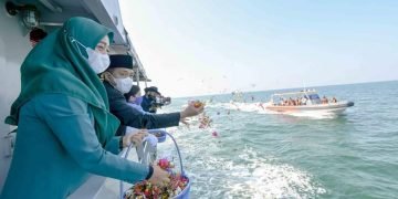 Memperingati Hari Dharma Samudera, Bupati Batu Bara Tabur Bunga di Laut Selat Malaka