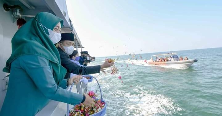 Memperingati Hari Dharma Samudera, Bupati Batu Bara Tabur Bunga di Laut Selat Malaka