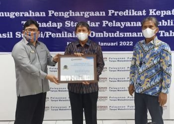 Wakil Walikota Togar Sitorus, SE.MM Terima Sertifikat dan Hasil Penilaian Kepatutan Standard Pelayanan Publik Tahun 2021