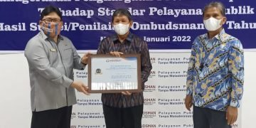 Wakil Walikota Togar Sitorus, SE.MM Terima Sertifikat dan Hasil Penilaian Kepatutan Standard Pelayanan Publik Tahun 2021
