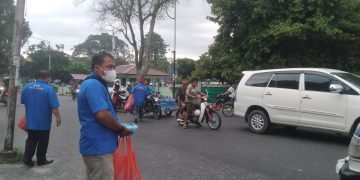 Mengejar Berkah Ramadhan, KWRI Siantar – Simalungun Bagikan Ratusan Takjil Kepada Masyarakat