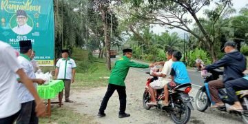 Jelang Buka Puasa, DPC Partai PKB Batu Bara Bagikan Takjil