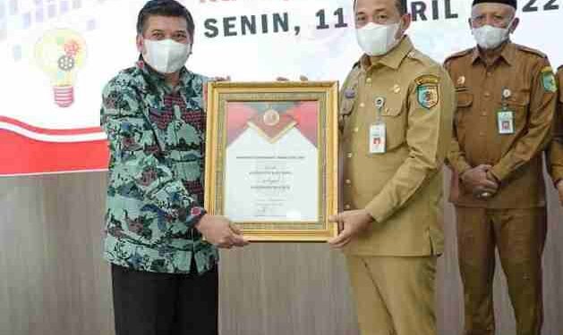 Bupati Batu Bara Terima Penghargaan Kabupaten Inovatif Tahun 2021