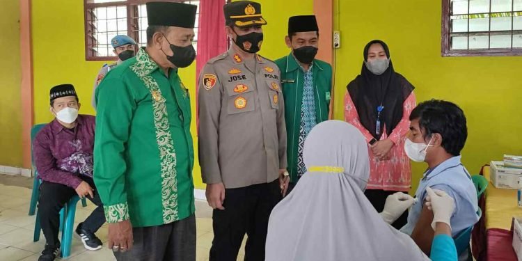 Ketua PC NU Batu Bara Dampingi Kapolres Batu Bara Sambangi Giat Vaksin Booster di MAN Batu Bara