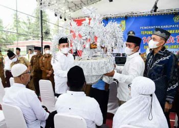 Bupati Zahir Tepung Tawari 131 Calon Jamaah Haji dan Lepas Jamaah Umroh Kabupaten Batu Bara