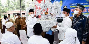 Bupati Zahir Tepung Tawari 131 Calon Jamaah Haji dan Lepas Jamaah Umroh Kabupaten Batu Bara