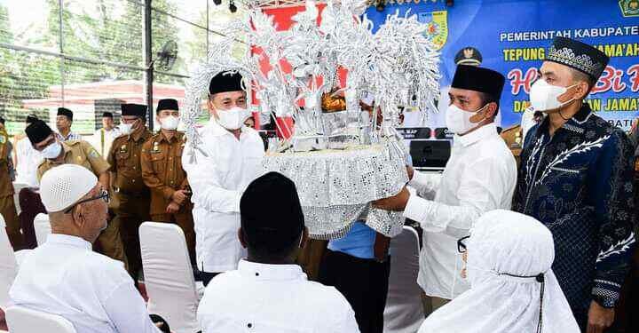 Bupati Zahir Tepung Tawari 131 Calon Jamaah Haji dan Lepas Jamaah Umroh Kabupaten Batu Bara