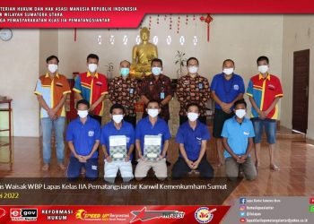 Plt. Kalapas Bersama Kasi Binadik Lapas Pematangsiantar Berikan Remisi Khusus kepada 7 orang Warga Binaan