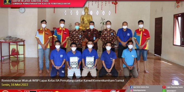 Plt. Kalapas Bersama Kasi Binadik Lapas Pematangsiantar Berikan Remisi Khusus kepada 7 orang Warga Binaan