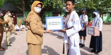 Plt. Wali Kota Pematangsiantar Sematkan Medali kepada 6 (enam) Siswa SMPN 1 Pematangsiantar Berprestasi