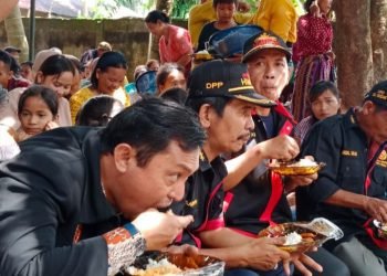 Ketua DPP HIMPAK Beserta Rombongan Hadiri Upacara Pesta Adat Mangongkal Tulan di Desa Tungkusen