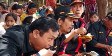 Ketua DPP HIMPAK Beserta Rombongan Hadiri Upacara Pesta Adat Mangongkal Tulan di Desa Tungkusen