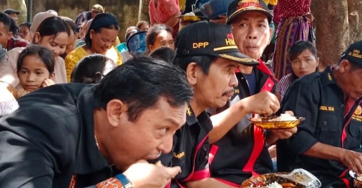 Ketua DPP HIMPAK Beserta Rombongan Hadiri Upacara Pesta Adat Mangongkal Tulan di Desa Tungkusen