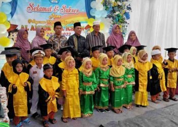 Camat Lima Puluh Pesisir Wisuda Siswa/Siswi PAUD Al Ansor Wal Ichsan Desa Barung-Barung