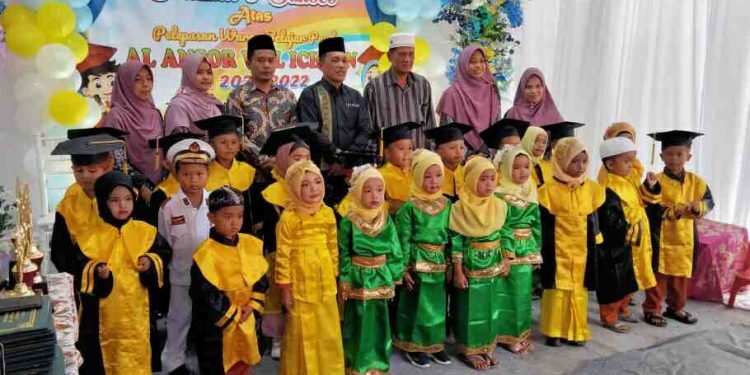 Camat Lima Puluh Pesisir Wisuda Siswa/Siswi PAUD Al Ansor Wal Ichsan Desa Barung-Barung