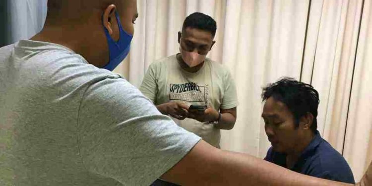 Tim Satpolairud Polresta Balerang Evakuasi Korban Kebakaran Kapal KLM Murah Rezeki