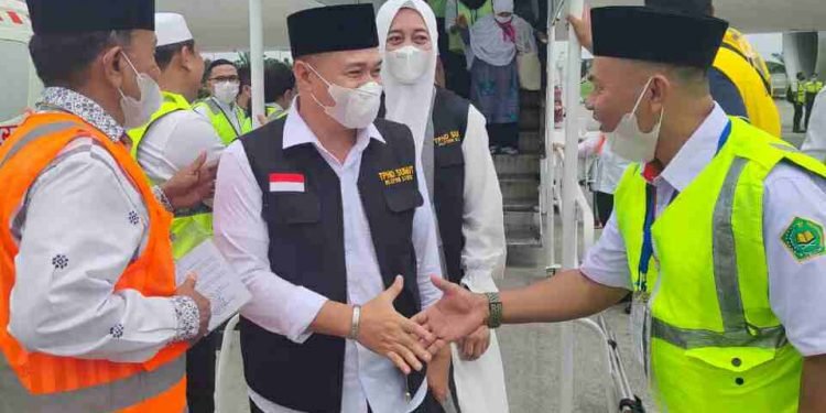 Kakan Kemenag, Ketua Kadin dan Ketua PD IPHI Batu Bara Sambut Jamaah Haji Batu Bara di Kuala Namu