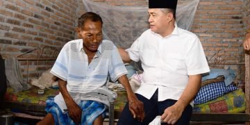 Bupati Zahir Fasilitasi Pengobatan dan Bantuan Kursi Roda Kepada Zulkifli