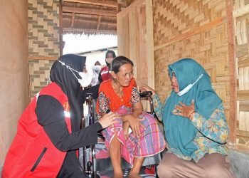 Ketua YKI Batu Bara Berikan Bantuan Pada Pengidap Kanker